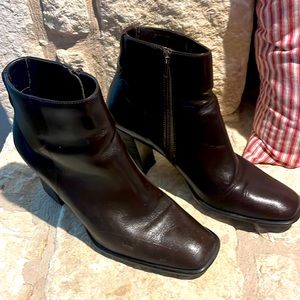 Valerie Stevens Brown Leather Boots Size 9M.